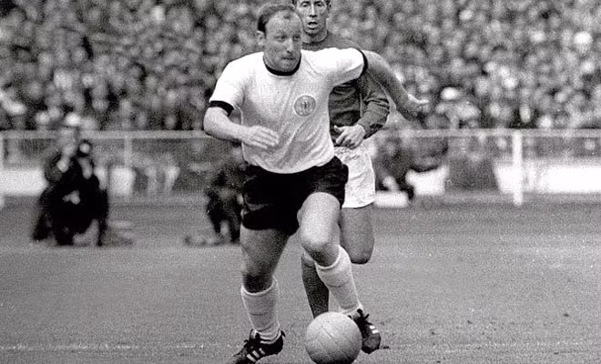 Cùng với Gerd Mueller, Uwe Seeler (ảnh) là một trong hai chân sút vĩ đại nhất nước Đức