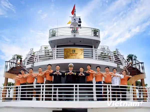 Cán bộ, nhân viên của du thuyền Hương Hải Sealife hưởng ứng chương trình “Nụ cười Hạ Long”.