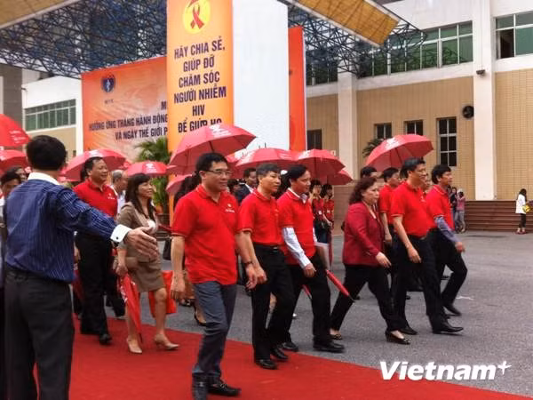 Các đại biểu tham gia buổi lễ diễu hành nhân Ngày Thế giới phòng, chống AIDS. (Ảnh: T.G/Vietnam+) 
