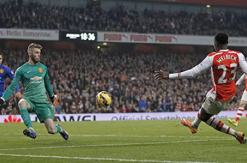De Gea (trái) cản phá pha dứt điểm của đồng đội cũ Danny Welbeck - Ảnh: AFP