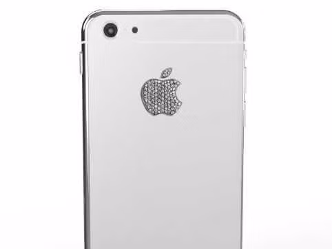 Brikk còn có một phiên bản iPhone 6 khác mạ bạch kim thay vì sử dụng chất liệu vàng. Giá thành của sản phẩm là 8.795 USD (khoảng 187,1 triệu VND).