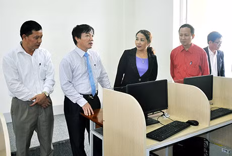 Đoàn công tác liên ngành của tỉnh tham quan Phòng Thực hành Tin học, Ngoại ngữ của Trường Đại học Hà Tĩnh. Ảnh: Lan Anh