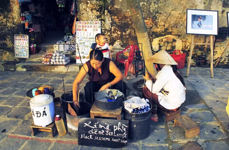  Một điều khá thú vị là, ngoài trái cây, những gánh hàng rong này chủ yếu là bán những thức ăn đặc trưng ở Hội An, như cao lầu, chè mè đen, bánh khoai, đậu hũ…