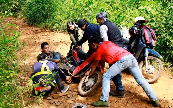 Tay lái lúc nào cũng phải gồng cứng, tâm lý căng như dây đàn để chắc chắn không có sai sót. Sự cố có thể đến bất cứ khi nào trên đường nhưng đi phượt theo nhóm sẽ được mọi người hỗ trợ nhiệt tình để cùng nhau tiếp tục hành trình.