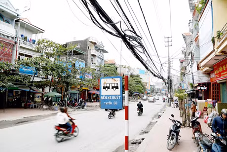 Những dây cáp viễn thông chằng chịt gây mất mỹ quan đô thị và tiềm ẩn nhiều nguy cơ mất an toàn cho người dân. (Ảnh chụp tại đường Trần Phú, phường Cao Xanh)