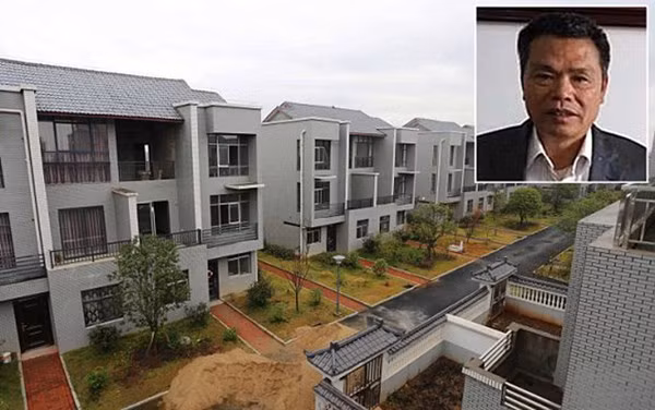 Ông Xiong Shuihua và những ngôi nhà mới xây tặng người làng.