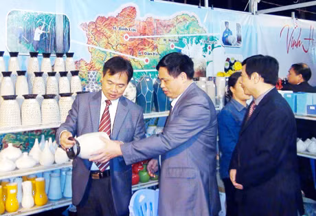 Lãnh đạo Sở Công Thương Quảng Ninh tham quan gian hàng trưng bày và giới thiệu các sản phẩm tiêu biểu của tỉnh tại Hội chợ Hàng hóa và Thương hiệu Bắc Giang (TP Bắc Giang) được tổ chức trung tuần tháng 11 vừa qua.
