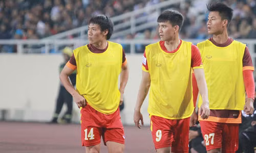  Tấn Tài (số 14) và Công Vinh (9) đều phải ngồi dự bị trong trận ra quân tại AFF Cup 2014.