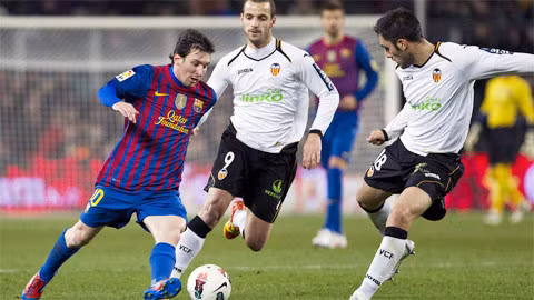 Valencia (áo trắng) đủ sức ngăn cản bước tiến của Barca