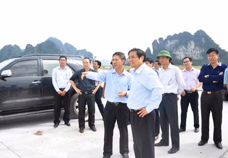 Đồng chí Bí thư Tỉnh ủy cùng đoàn công tác kiểm tra dự án khu tái định cư xã Hạ Long (Vân Đồn) 