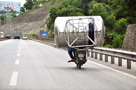 Ảnh chụp lúc 11h20 ngày 27-5, trên đường dẫn cầu số 8 Cầu Bãi Cháy, TP Hạ Long.
