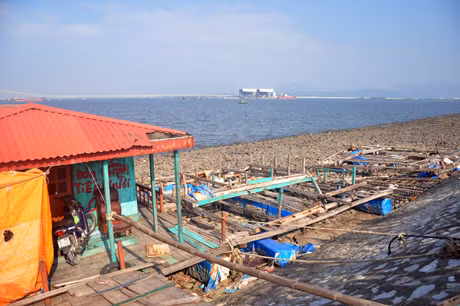 Một nhà bè còn nguyên vẹn thành nhà ở của ngư dân.