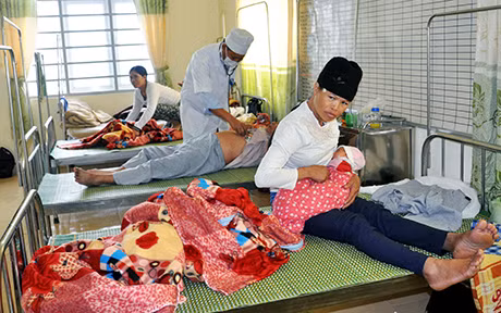 Tại đây, TTYT huyện cũng cố gắng bố trí 10 giường bệnh lưu, nhưng do không có phòng riêng nên nam, nữ ở chung nên rất bất tiện (ảnh 5).