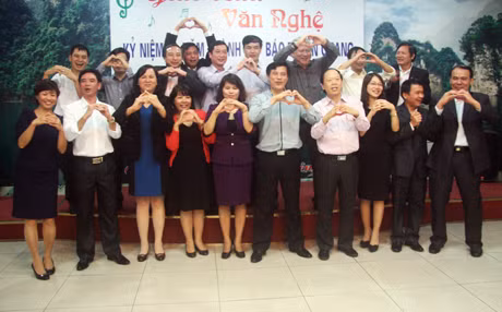 các đồng chí lãnh đạo của 20 báo Đảng đã cùng khum tay tạo hình trái tim để hưởng ứng chương trình