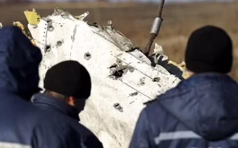 Các mảnh vỡ của máy bay MH17 (Ảnh Reuters)