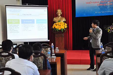 Giàng viên trình bày tại hội nghị.