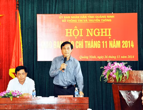 Đồng chí Nguyễn Tiến Mạnh, Tổng biên tập Báo Quảng Ninh tham gia ý kiến về công tác thông tin báo chí trong tháng.
