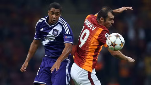 Nếu muốn đi tiếp, trước tiên Galatasaray (phải) phải giành 3 điểm khi gặp Anderlecht