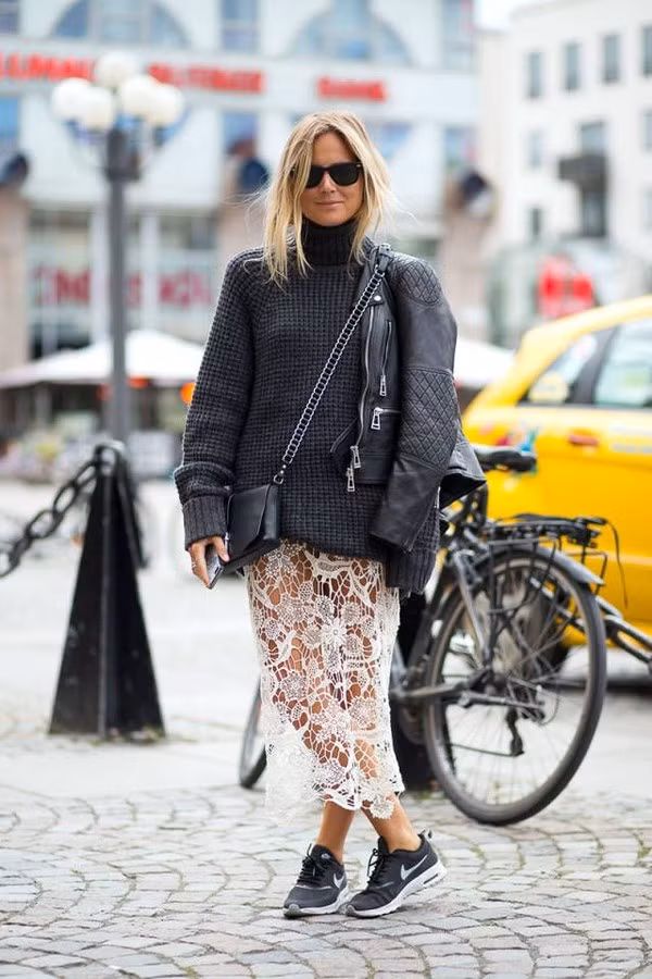  Lại xuất hiện một sự đối lập rất hay ho từ cô bạn này. Áo len oversized, jacket khoác hờ, chân váy ren xuyên thấu và giày thể thao, tất cả như chẳng liên quan nhưng lại tạo nên một set đồ khá thú vị.