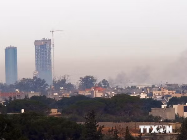 Khói mù mịt tại sân bay Mitiga sau cuộc không kích. (Ảnh: AFP/TTXVN)