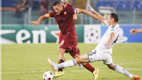 Lợi thế sân nhà và thời tiết lạnh giá có thể giúp CSKA Moscow (áo trắng) đánh bại Roma