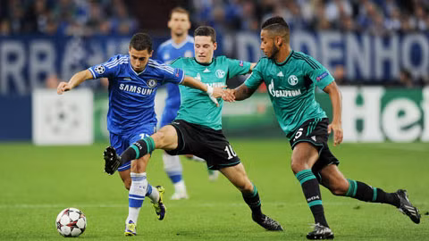 Hazard (trái) và đồng đội sẽ đoạt vé đi tiếp ở Veltins-Arena