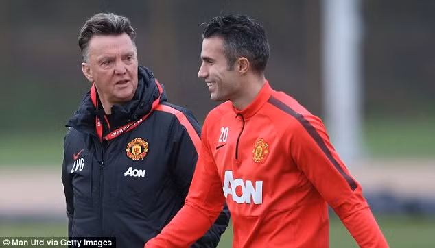 Van Gaal chưa thể loại bỏ hoàn toàn Van Persie
