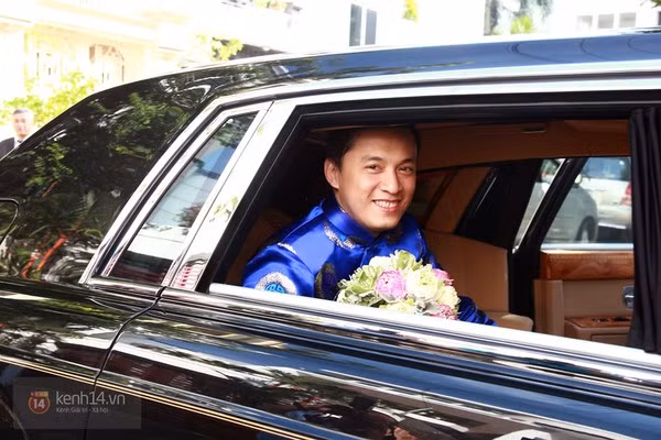  Nam ca sỹ Lam Trường ngồi trong chiếc Rolls-Royce Phantom rồng đi đón dâu.