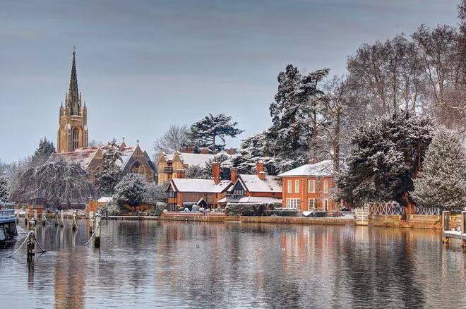 Chỉ cách London náo nhiệt gần 50 km, nhưng đến Marlow - thị trấn nằm lặng lẽ bên dòng sông Thames - du khách sẽ có cảm tưởng như lạc vào một thế giới hoàn toàn khác biệt: êm đềm và thanh bình.