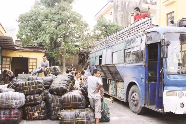 Sau nhiều giờ, lực lượng chức năng mới đưa hết số hàng trong xe hoán cải xuống. Ảnh: Q.H