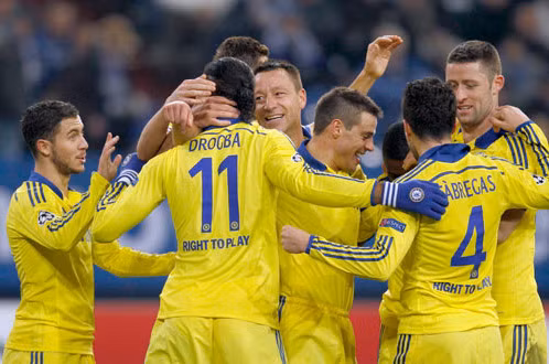 Các cầu thủ Chelsea ăn mừng bàn thắng của Drogba - Ảnh: Reuters