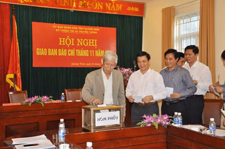 CÁc cơ quan báo chs bỏ phiếu bình chọn 10 sự kiện tiêu biểu tỉnh Quảng Ninh năm 2014.