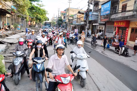 Giao thông trên tuyến ùn tắc kéo dài.