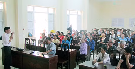 Cán bộ Ban Tuyên giáo Huyện uỷ Ba Chẽ tổ chức tuyên truyền phổ biến về đấu tranh chống âm mưu, hoạt động “diễn biến hoà bình” trên lĩnh vực tư tưởng, văn hoá tại thôn Khe Tâm, xã Nam Sơn (Ba Chẽ).