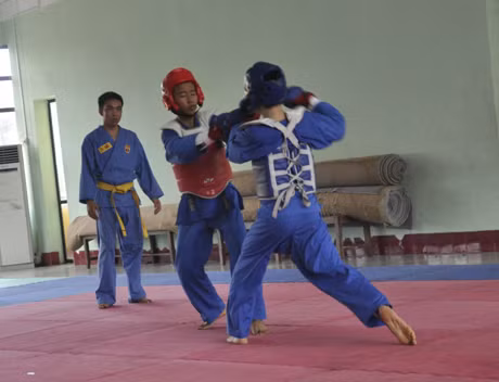 VĐV của Trường TDTT luyện tập môn võ thuật Vovinam