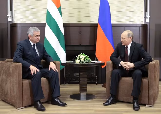 Tổng thống Nga Vladimir Putin tiếp lãnh đạo Abkhazia Raul Khadzhimba (Nguồn: Reuters)