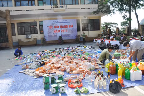 Quang cảnh buổi tiêu huỷ hàng giả.
