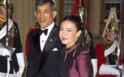 Thái tử Vajiralongkorn và vương phi Srirasmi. Ảnh: standard.co.uk