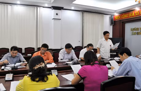 Đồng chí Trần Xuân Cương, Ủy viên Thường trực HĐND tỉnh góp ý kiến tại cuộc họp.