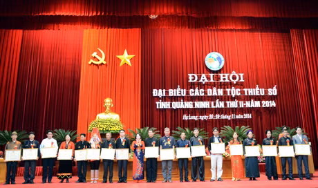 Đồng chí Vũ Thị Thu Thủy, Phó Chủ tịch UBND tỉnh, Trưởng Ban Chỉ Đạo Đại hội trao tặng Bằng khen cho các tập thể, cá nhân có thành tích xuất sắc trong công tác dân tộc