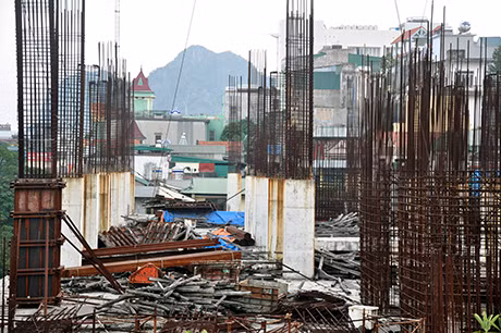 Những trụ sắt tua tủa hoen gỉ nặng.