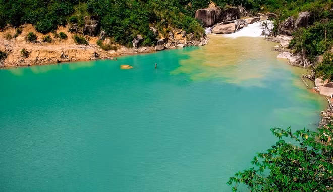 Hồ nằm sâu bên dưới và được che chắn bởi các ngọn đồi cao xung quanh, gió không lọt xuống nên mặt nước hồ phẳng lặng như gương soi. Dân phượt đặt cho hồ một cái tên vui là: “Lục kính hồ” (hồ gương xanh).
