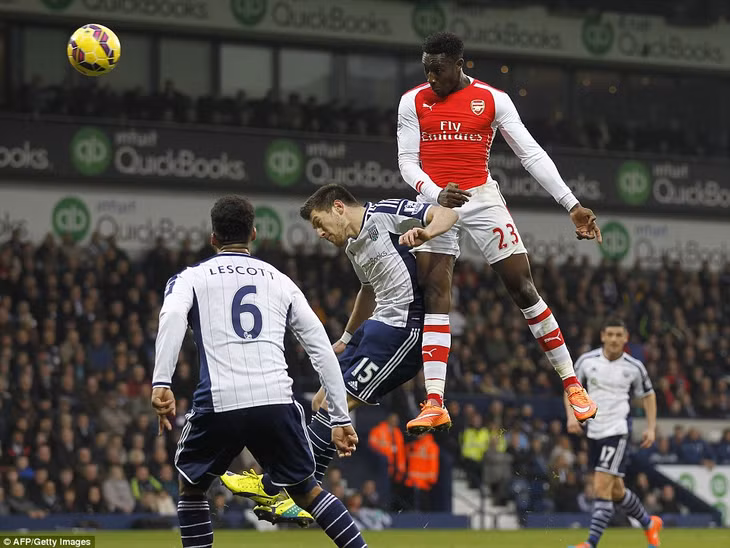 Welbeck đánh đầu ghi bàn thắng duy nhất cho Arsenal. Ảnh: dailymail