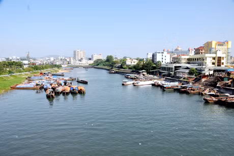 Sông Ka Long trước đây tấp nập thuyền bè chở hàng hoá nhưng nay thì vắng hoe...