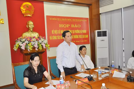 Đồng chí Phạm Hồng Hà, Chủ tịch UBND TP Hạ Long thông tin đến các cơ quan báo chí.