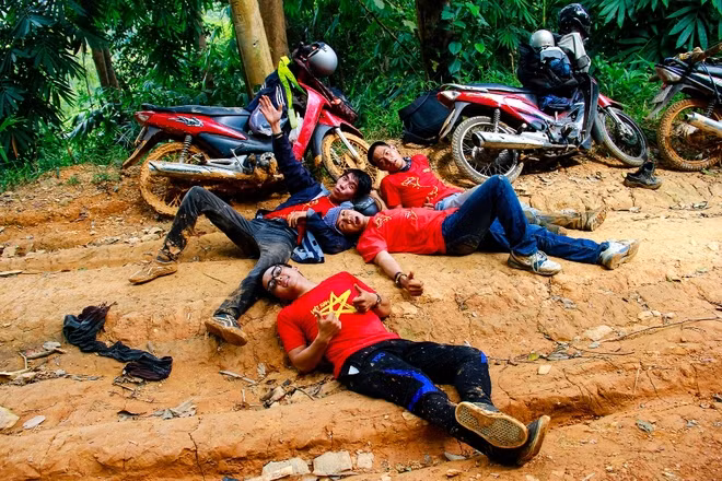 Sau hơn 3 giờ rưỡi vượt qua đoạn đường chỉ chừng 40 km dường như đã lấy hết sức lực của đoàn phượt.