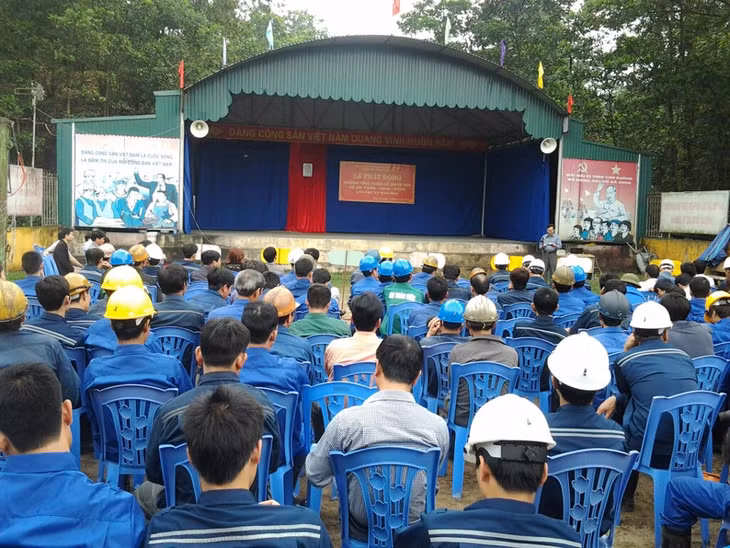 Lễ phát động Hưởng ứng Tuần lễ Quốc gia về ATVSLĐ-PCCN lần thứ 15 năm 2013 tại Xí nghiệp Than Uông Bí - Công ty Cổ phần Xi măng và Xây dựng Quảng Ninh . Ảnh minh họa