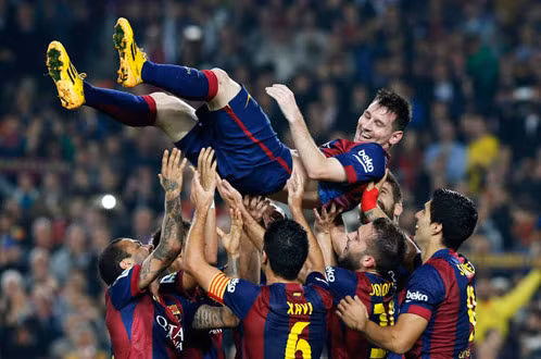 Các cầu thủ Barcelona tung hô Messi khi anh chính thức xô đổ kỷ lục của Telmo Zarra - Ảnh: Reuters