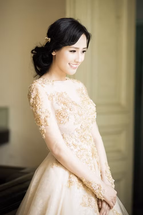 Hoa hậu Mai Phương Thúy khoe vẻ đẹp tinh khôi, trong trẻo trong kiểu tóc búi rối mềm mại.