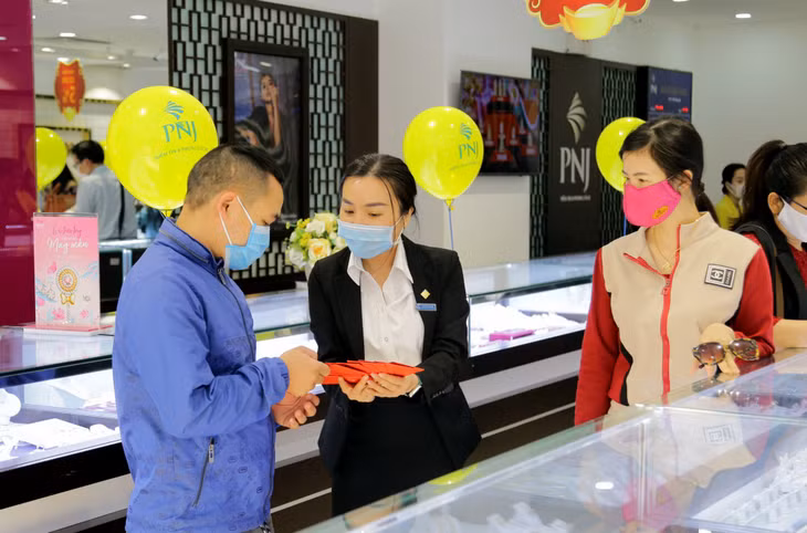 Các cửa hàng vàng còn chuẩn bị lì xì may mắn cho khách đến mua vàng trong ngày vía Thần Tài.
